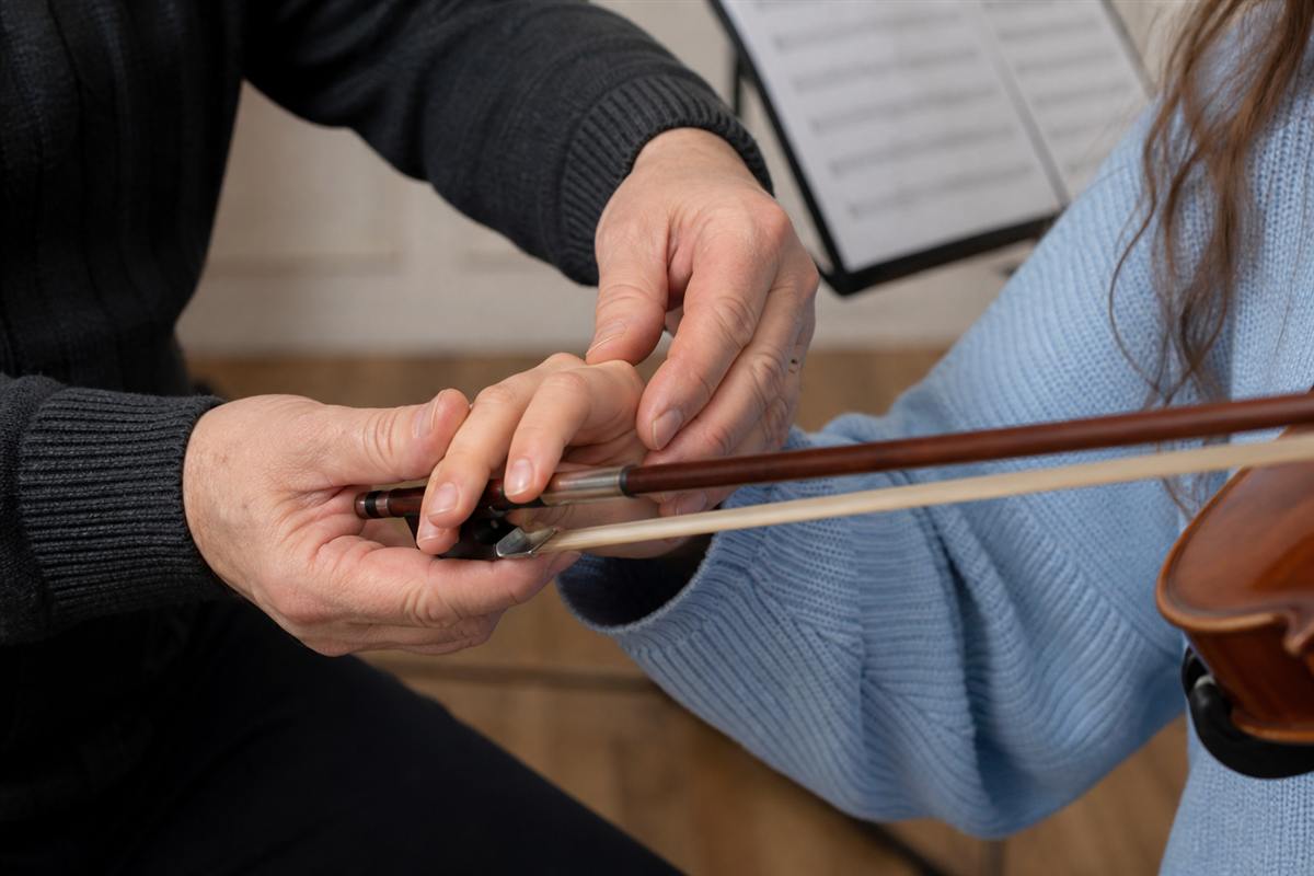 Careful adjustment of a violin bow hold